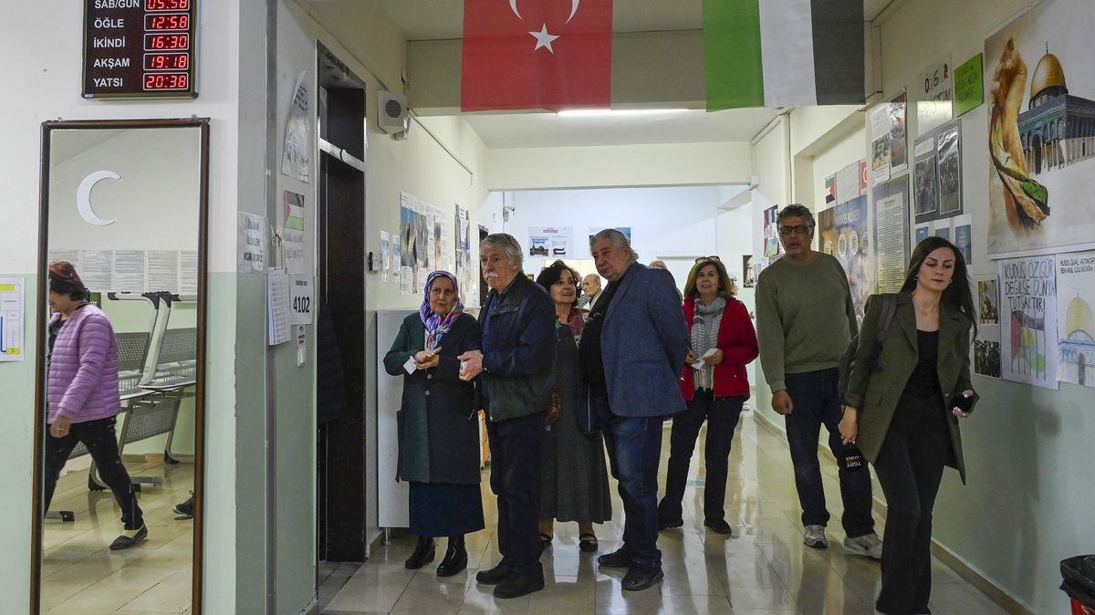 Místní volby v Turecku poznamenaly potyčky v obci, jeden člověk zemřel